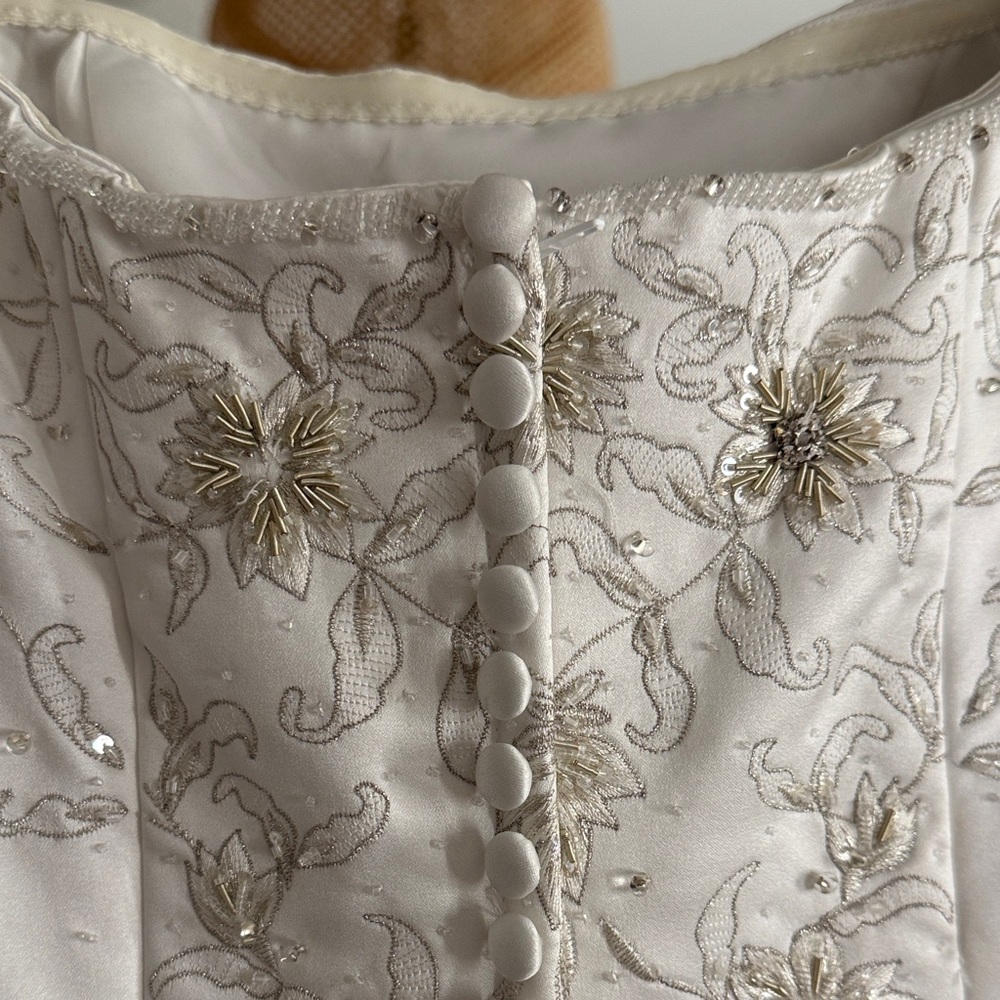 Vintage White Wedding Dress with Embroidery and bell sleeves - Picture 7 of 10